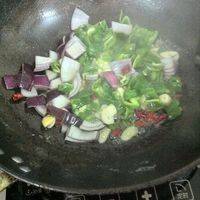 捞出后将洋葱 辣椒倒入、放适量豆瓣 、盐味精.