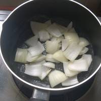 将牛肉汤用大锅继续煮着，下大约10克黄油炒香洋葱