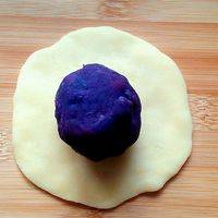 ^_^  像包饺子一样把紫薯包进去。