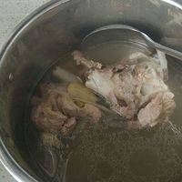 把骨头汤中骨头上的肉剃下来，把汤浇到面里。