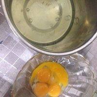 鸡蛋分出蛋白蛋黄（有柠檬汁的话，在蛋白里滴几滴）