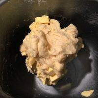 面团揉到基本成型时（第一次揉面停止）加入软化的黄油