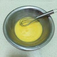 蛋黄分次加入糖20g和玉米淀粉 搅拌均匀