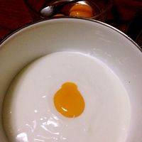 蛋白蛋黄分离备用。酸奶单独倒入盆中，把分离出来的蛋黄一个一个分次倒入酸奶，每次都用手动打蛋器打匀后再加下个蛋黄，直至蛋黄和酸奶都打匀。