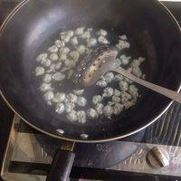 水烧开后，用小勺子把虾泥慢慢放进锅里，为了防止沾锅，要用筷子捞下锅里的小丸子