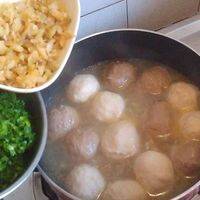 芥菜丝与榨菜碎入锅。