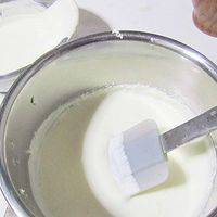 将淡奶油与明胶的混合液分三次加入芝士糊中，搅拌均匀。
