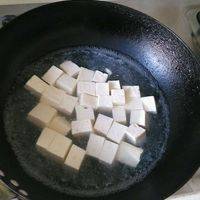 豆腐切块后焯一下。