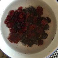 黑加仑、蔓越莓提前用水泡软