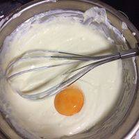 分次加入蛋黄，每放一枚蛋黄需拌匀后再放下一枚。