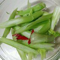 将西芹或芹菜取茎切长薄片备用，将红椒切丝备用