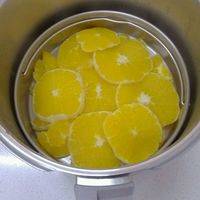 橙子去皮切片，放入特百惠炫光压力锅中蒸2分钟。
