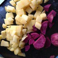 苹果去皮切丁，紫薯去皮切块