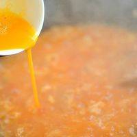 将拌好的面疙瘩一点一点拨入烧开的汤里，期间用勺子搅散避免蘸底，全部下入锅内后将鸡蛋打散淋入锅中，用勺子快速搅散，形成蛋花；