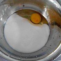 一个鸡蛋打入干净盆子，放入牛奶，加入白糖，搅拌均匀