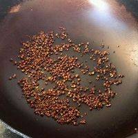 花椒干锅焙焦，幹成粉状，过滤杂质。