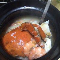 粥粘稠后倒入虾，蟹煮5分钟，加适量盐，鸡精，少许麻油，香菜