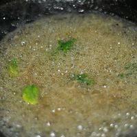 剩余的汤汁烧开，用水淀粉勾芡，淋在码好的菜上。