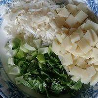 青菜，金针菇，煮好的冬笋统统切成小丁丁