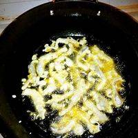 锅中倒入油，等油热时一一下去占上面糊的蘑菇，用中火炸至金黄。完成