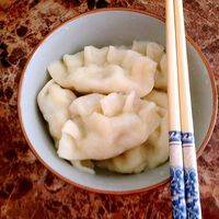 沸水里下饺子，煮好后捞出，搭配蒜末和醋，食用更有滋味