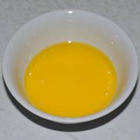 牛奶和黄油隔水融化。