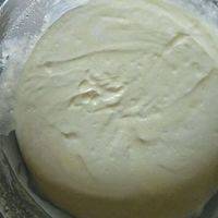 奶油奶酪用手抽搅拌顺滑，加入糖拌匀，加入一个全蛋搅拌，再加入第二个，同样搅拌好后加入第三个拌匀。筛入玉米淀粉，拌好后加入奶油搅拌均匀，形成芝士糊。