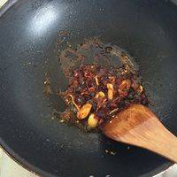 热锅五成热油温入蒜，姜，干红椒，麻椒煸炒出香味，再放郫县豆瓣酱炒出红油