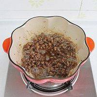 放入黑椒酱和生抽，翻炒均匀后再继续翻炒1-2分钟。
