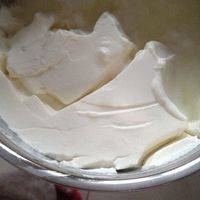 把酸奶加到黄油里，用打蛋器拌均，自己做的酸奶比较浓稠～