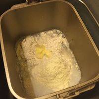把除了酵母之外的材料放入面包机桶内
