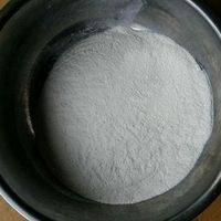 乘肉还没解冻，取面粉，加少许盐。用开水化开碱水，掺温和面。硬度适中
