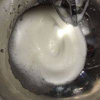体力蓬松，出现泡沫时加入40克砂糖中的三分之一，继续打