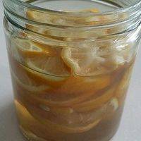 柠檬切薄片装入广口玻璃瓶中，倒入蜂蜜。凉处腌至7天。