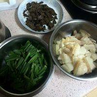 将五花肉煮熟切片，蒜苗洗净切段，干咸菜切片备用