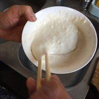 加入和好的面疙瘩，面粉用水搅拌，一个方向顺时针，直到尽量混合均匀没有疙瘩