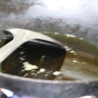 锅洗净热油，这里放的是菜籽油
