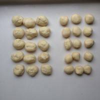 松弛后油皮分割成18g/个，油酥分割成12g/个。