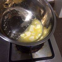 黄油切小块隔水或者隔火融化成液态