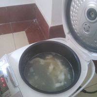 电饭锅提前煮好开水，把面扔到里面煮熟