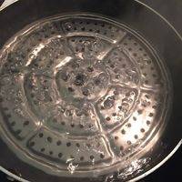 锅中烧水，放入蒸隔，水漫过蒸隔为好
