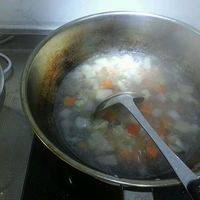 锅里放油，油热后先把肉倒进去翻炒，待肉变色把蔬菜倒进去继续炒，我是等到能闻到洋葱香味时添水，开炖