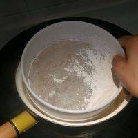 把粉类到一起，筛进锅，此时锅不要离开水锅