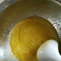 鸡蛋，糖，香草精放入盆里搅匀！