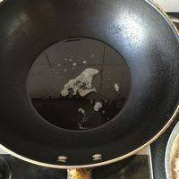锅中倒油，烧热后将鸡柳下锅，炸至金黄，捞出沥干油