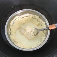 把奶油奶酪隔水融化，加入砂糖，酸奶继续搅拌至顺滑无渣