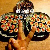 然后放入大根条，鸡蛋，牛肉干同方向摆好，撒上肉松。卷起海苔压一下再用寿司帘卷起压紧。然后用九孔寿司刀切段。摆盘加入鱼子酱或番茄酱即可。