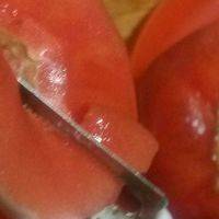 准备西红柿，剥皮刀去皮。