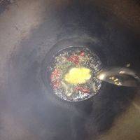 锅里放适量油 油热6分熟放入干辣椒花椒大蒜 炒出香味