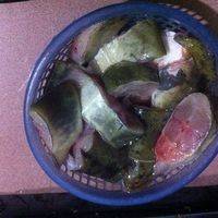 鲶鱼洗净斩段，沥干水